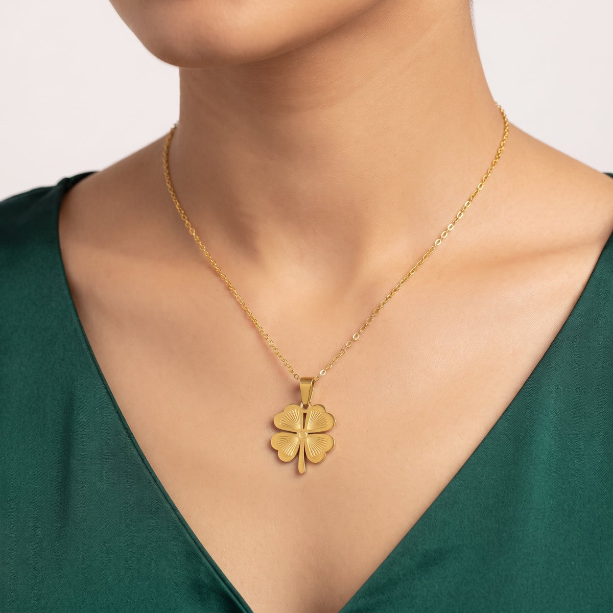 NoorPosh.pk Golden Clover Luxury Pendant Necklace